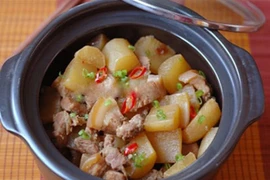 Tuy nhiên, bên cạnh những lợi ích, củ cải trắng vẫn tiềm ẩn một số rủi ro nếu sử dụng quá mức. Ăn quá nhiều, đặc biệt là củ cải sống, có thể gây kích ứng dạ dày, dẫn đến đau bụng hoặc tiêu chảy ở những người có hệ tiêu hóa nhạy cảm. Ảnh minh hoạ