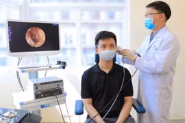 Đau tai sau đi bơi, nhiều người nhầm với viêm tai giữa