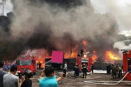 Cháy lớn tại bãi tập kết hàng hóa sau Bệnh viện Hòa Vang