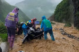 Mùa mưa bão, đi du lịch thế nào để an toàn?