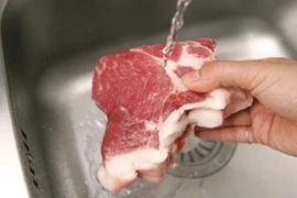 Vì sao không nên rửa thịt trước khi nấu, lý do khiến nhiều người bất ngờ