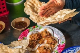 Đặc sản giòn rụm "vừa ăn vừa đập" khiến du khách mê mẩn