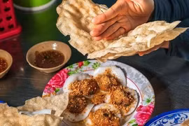 Đặc sản giòn rụm "vừa ăn vừa đập" khiến du khách mê mẩn