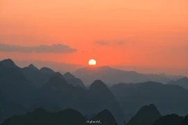 Say đắm ánh hoàng hôn trên cao nguyên đá Mèo Vạc