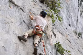 Du khách trải nghiệm leo núi mạo hiểm, sử dụng dây an toàn và thiết bị bảo hộ khi chinh phục vách đá. Ảnh Vntravellive