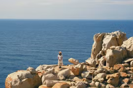 Công viên đá được ví như “sân khấu của mặt trời” ở Vĩnh Hy. Khi những tia nắng đầu tiên len qua mặt biển, bầu trời chuyển dần từ hồng phớt sang vàng cam, tạo nên khung cảnh rực rỡ hiếm nơi nào có được. Sau khi ngắm bình minh, du khách có thể kết hợp tour ngắn tham quan vịnh, chèo kayak hoặc lặn ngắm san hô để tiếp tục hành trình khám phá. Ảnh Tuyên Parafu