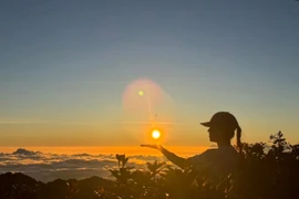 Các đoàn thường nghỉ tại lán, chuẩn bị bữa tối sớm và tận dụng buổi sáng để săn bình minh, nhưng ngắm hoàng hôn từ đỉnh cũng là trải nghiệm đầy mê hoặc. Hành trình không quá khó, phù hợp với những người có sức khỏe ổn định, chuẩn bị tinh thần tốt và nắm vững kỹ năng dã ngoại cơ bản. Ảnh Trần Khoa Thúy