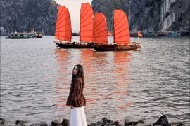 Sắc đỏ giữa vịnh Hạ Long khiến du khách mê mẩn