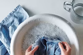 Bí quyết giúp áo khoác bò bạc màu trở lại như mới