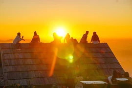 Tà Xùa mê hoặc du khách với mái nhà gỗ giữa biển mây Tây Bắc