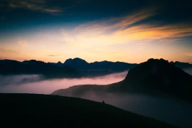 Từ tháng 5 đến tháng 10, đồi Ba Quáng nhuộm màu xanh mướt, từng đường gợn đồi mềm mại trải dài đến tầm mắt. Đây cũng là thời điểm lý tưởng để “săn” mây. Ảnh Thế Kiệt