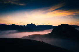 Từ tháng 5 đến tháng 10, đồi Ba Quáng nhuộm màu xanh mướt, từng đường gợn đồi mềm mại trải dài đến tầm mắt. Đây cũng là thời điểm lý tưởng để “săn” mây. Ảnh Thế Kiệt