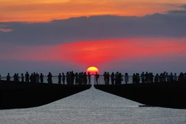 Săn hoàng hôn ở Cầu Hôn có gì hấp dẫn mà du khách nô nức tìm đến?