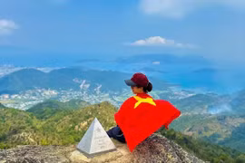 Lên đỉnh Hoàng Ngưu Sơn, ngắm trọn vẹn thành phố biển xanh