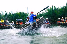 Hội An mê hoặc du khách với điệu múa thúng giữa rừng dừa trên hồ Bảy Mẫu