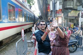 Hà Nội đề nghị dừng chạy tàu qua phố cà phê đường tàu