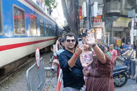 Hà Nội đề nghị dừng chạy tàu qua phố cà phê đường tàu