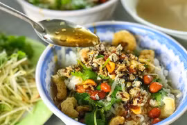 Đối với du khách lần đầu đến Huế, đây được coi là những điểm dừng chân đáng tin cậy để trải nghiệm trọn vẹn hương vị địa phương. Ảnh MIA