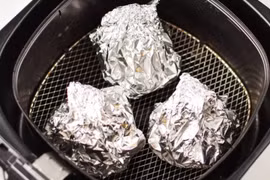 Dùng giấy bạc, giấy nến trong nồi chiên có gây độc hại?