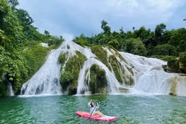 Thác 3 tầng miền Bắc đẹp mê ly, hút khách cắm trại cuối tuần