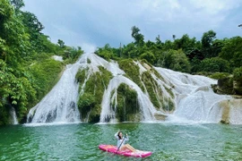 Thác 3 tầng miền Bắc đẹp mê ly, hút khách cắm trại cuối tuần