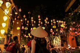 Ánh đèn phản chiếu xuống mặt nước, tạo nên khung cảnh lung linh, huyền ảo tựa bức tranh sống động giữa lòng phố cổ.