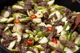 Mùa niễng về, đem xào thịt bò nóng hổi ăn là mê