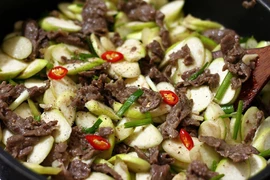 Mùa niễng về, đem xào thịt bò nóng hổi ăn là mê