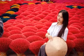 Làng hương Quảng Phú Cầu rực rỡ sắc đỏ, níu chân du khách ngoại ô Hà Nội