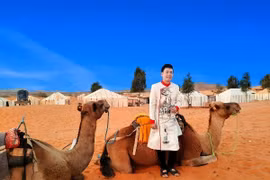 Nhưng đáng chú ý nhất là hành trình văn hóa mà anh đang thực hiện: chụp bộ ảnh “100 áo dài tại 100 danh thắng nổi tiếng của 100 quốc gia”.