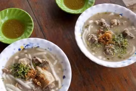 Món đặc sản ‘nhìn như cháo lòng’ khiến du khách mê mẩn khi đến Vĩnh Long