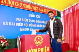 Xuân Son, Hoàng Hên xúc động lần đầu cầm lá phiếu công dân Việt Nam