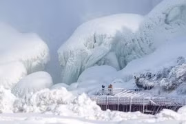 Bão mùa đông khiến Thác Niagara 'đóng băng', du khách đổ xô chiêm ngưỡng