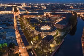 Đảo New Holland, Saint Petersburg – Thành phố trong lòng thành phố: Được Peter Đại đế xây dựng từ thế kỷ 18, New Holland từng là căn cứ hải quân và kho gỗ của Nga hoàng. Đến năm 2010, tỷ phú Roman Abramovich chi 400 triệu USD để cải tạo nơi đây thành tổ hợp văn hóa – thương mại sang trọng giữa lòng Saint Petersburg. Ảnh Airial Travel