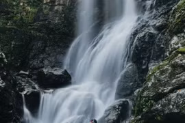 Thác Siu Puông 7 tầng "treo" giữa rừng Quảng Ngãi, hút khách mê trekking