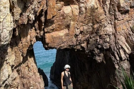 Mũi Vi Rồng tuyệt cảnh biển hút khách du lịch khám phá