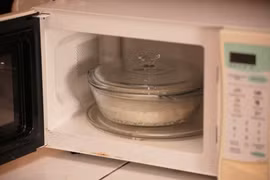 Có nên quay cơm nguội bằng lò vi sóng?