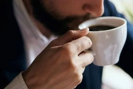 Điều gì xảy ra với cơ thể khi uống cà phê lúc bụng đói?