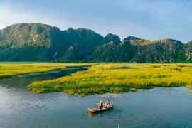 Điều đặc biệt là mặt nước ở đây hầu như không có sóng, bởi vậy nơi này còn được gọi với cái tên đầy lãng mạn: “vịnh không sóng”. Ảnh Visit Ninh Binh