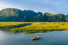 Điều đặc biệt là mặt nước ở đây hầu như không có sóng, bởi vậy nơi này còn được gọi với cái tên đầy lãng mạn: “vịnh không sóng”. Ảnh Visit Ninh Binh