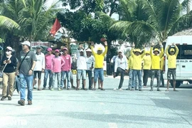 "Cò mồi" lộng hành ở bãi biển, du khách mất tiền oan