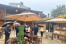 Lực lượng chức năng làm việc với chủ cơ sở kinh doanh homestay/nhà hàng A Mẩy. Ảnh UBND xã Lũng Cú