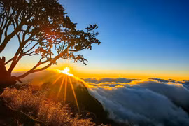 Chinh phục Nhìu Cồ San ngắm hoàng hôn giữa biển mây, chọn tour nào đáng tiền?