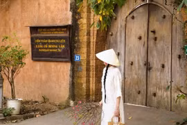 Làng cổ Đường Lâm hút khách đến chụp áo dài giữa không gian làng quê Bắc Bộ
