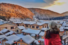 Dù đi tour hay tự túc, hành trình đến Làng Tuyết Hương đều mang lại trải nghiệm khó quên – nơi tuyết trắng phủ lối, ánh đèn lồng lung linh và bầu không khí ấm áp khiến du khách như sống trong một mùa đông cổ tích giữa đời thực. Ảnh MIA