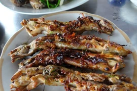 Thử thách lòng gan dạ với đặc sản "rắn 4 chân" miền Tây