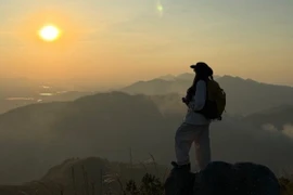 Trekking Núi Thành Đẳng ngắm trọn Quảng Ninh từ 'nóc nhà Uông Bí'