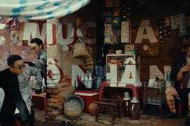 Cùng Soobin Hoàng Sơn khám phá loạt điểm đến trong MV 'Mục hạ vô nhân'