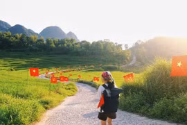 Về Pù Luông mùa lúa chín, ngắm cung đường chữ S uốn lượn giữa 'biển vàng'