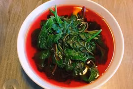 Loại rau luộc nước "đỏ như máu", có nhiều lợi ích sức khỏe